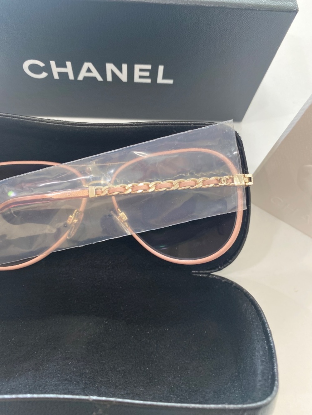 Chanel pink leather pilot sunlasses - Picture 4 of 9